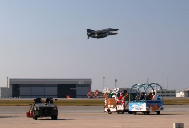 家族連れもたくさん来るイベントなので、子供たちを乗せたトナカイさんが滑走路の近くギリギリのところを走り、直ぐ横を戦闘機が飛んでいきます。<br /><br />私も子供だったら乗りたかった＿|￣|○”