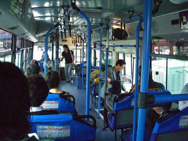16:00　ジャンプ・バスの車内<br /><br /><br />88番バスが来ました。<br /><br />市内バスは前払い制でW1,000（だったかな？）くらいでした。プサン市内は均一料金のようです。 そして、これが「ジャンプ・バス」の車内です。 <br /><br />なぜ、ジャンプバスかというと・・・<br />乗ったことがある人は分かると思いますが、韓国のバスは運転がめっちゃ荒く、減速もそこそこでjyぷきゃくおかまいなしに進みます。<br />段差などあろうものなら「ジャンプ」するくらいです^^;