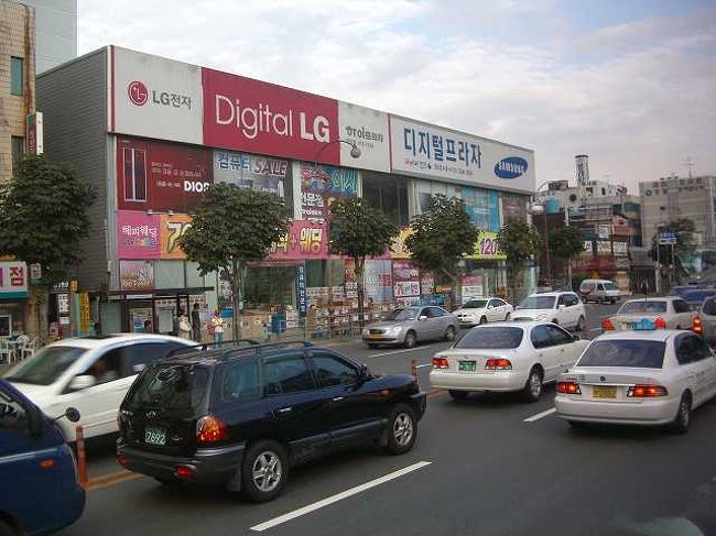 16:05　影島（ヨンド）に入ると<br /><br /><br />影島大橋（ヨンドテギョ／Yongdo Bridge）を渡ると目的地の太宗台（テジョンデ／Taejongdae）がある影島（ヨンド／Yeongdo）です。<br /><br />島とは言っても橋が架かっているのですぐに行くことができ、交通量も多かったです。 <br /><br /><br />■釜山広域市（オフィシャル）<br />http://japanese.busan.go.kr/02_government/05_04.jsp