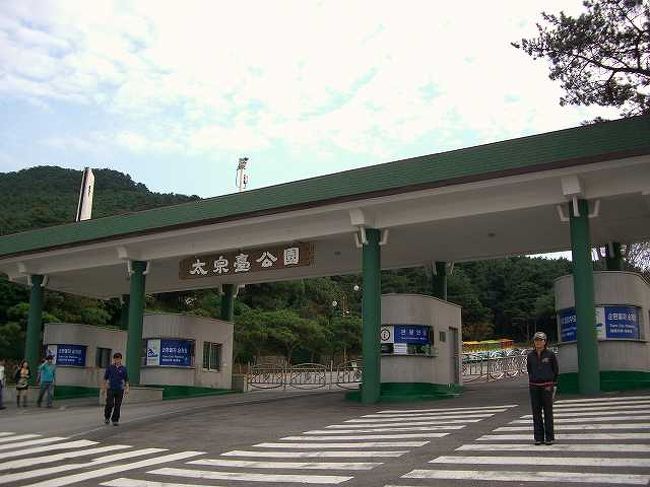 太宗台（テジョンデ）公園のゲート<br /><br /><br />バスを降りて左側に少し進むと、太宗台（テジョンデ／Taejongdae）公園の入口があります。<br /><br />何やら料金所かと思わせる建物ですが、徒歩の場合はそのまま中に入ることができます。 <br /><br />車はここを通って中に駐車するのでしょうか？<br /><br /><br />■Photolibrary<br />http://www.photolibrary.jp/img60/69_178614.html