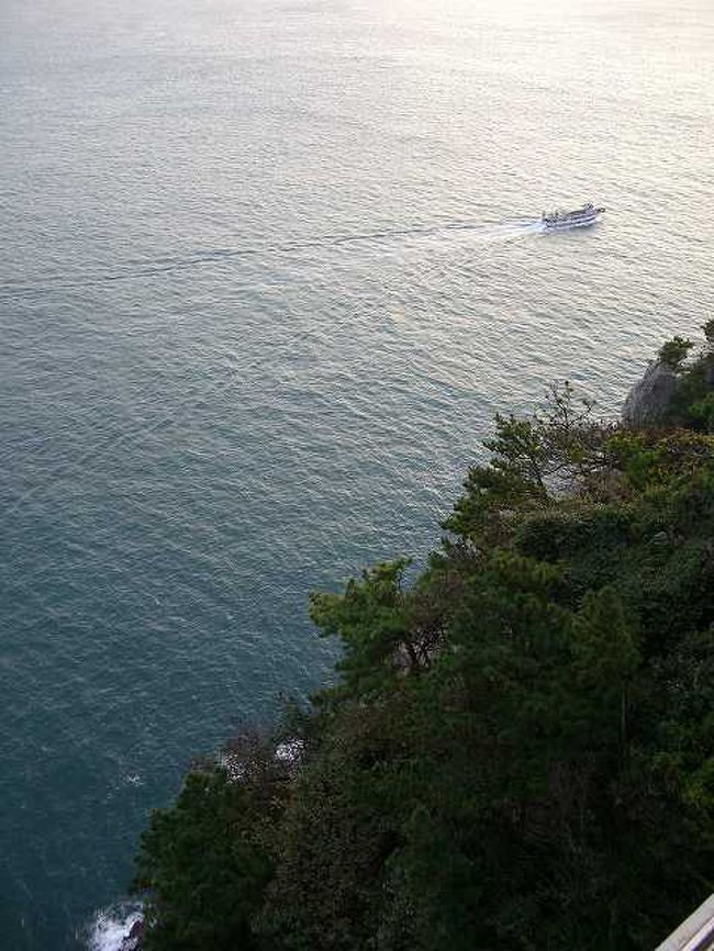 展望台からの眺望<br /><br /><br />太宗台（テジョンデ／Taejongdae）の展望台から見た玄界灘？です。たぶん韓国では呼び名が違うと思うけど・・・ <br />遊覧船が走っていました。<br /><br /><br />■Photolibrary<br />http://www.photolibrary.jp/img60/69_178627.html