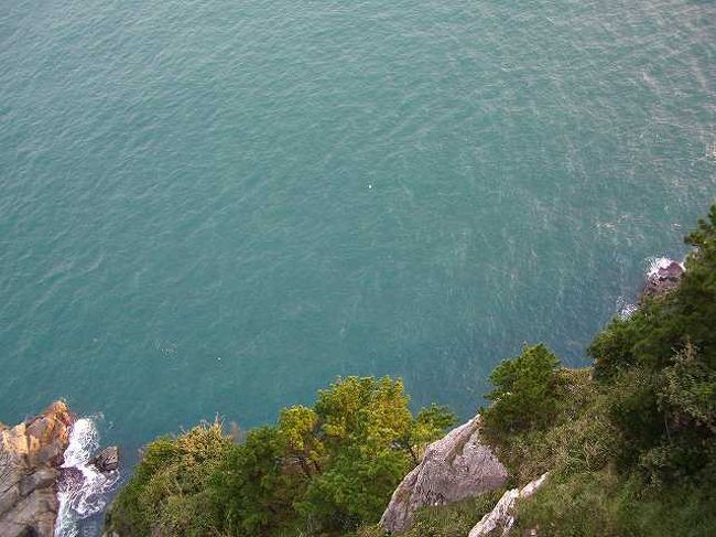 断崖絶壁<br /><br /><br />展望台から真下を見てみました。<br />展望台は断崖絶壁ぎりぎりの位置にあり、結構高いところにあります。 <br /><br />高所恐怖症の人にはちょっとダメかも？