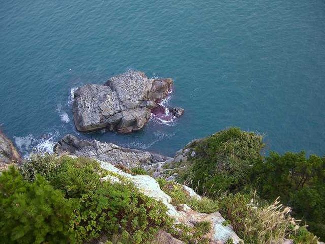 眼下を見下ろす<br /><br /><br />展望台から真下を見下ろしてみました。<br />展望台はせり出すように作られていて、見下ろせば結構な断崖絶壁です。<br /><br /><br />■Photolibrary<br />http://www.photolibrary.jp/img60/69_179052.html