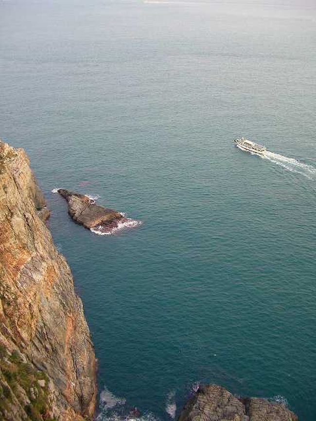 17:05　縦構図<br /><br /><br />同じような写真ですが・・・＾＾；<br />これも展望台からです。<br />海を行くのは遊覧船ですね。<br />さっきも書きましたが、海の状況はいいです。