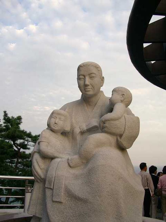 展望台の所にあった像です。<br /><br /><br />展望台の内部には飲食店や休憩施設も設けられています。<br /><br />ここから歩いて灯台まで行ってみることにしました。<br />周遊道路沿いには松や椿などの季節の樹木が植えられていて、散歩をしながら森林浴を楽しめるようにもなっています。