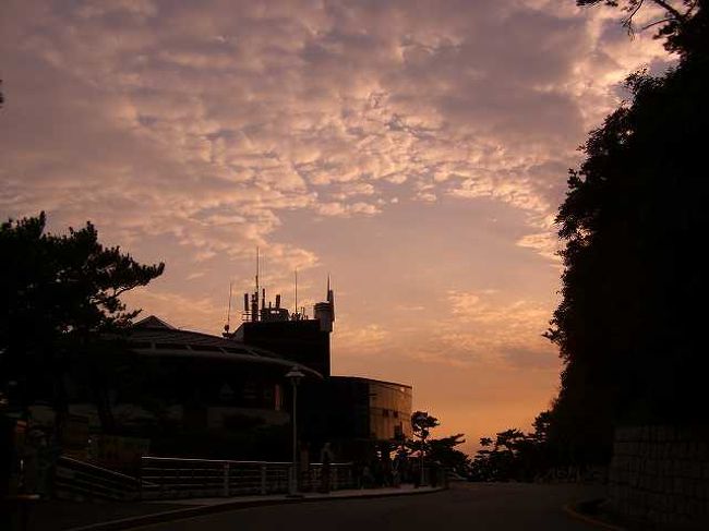 ちょっと徒歩で<br /><br /><br />太宗台（テジョンデ／Taejongdae）の森の中に設けられたタヌビ観光列車の走る道路は散策にもおすすめです。<br /><br />先ほどの図で言う、④展望台から⑤灯台までは近そうだったので、せっかくだからと歩いてみました。<br />結構日が傾いてきたので足早に向かいます。<br /><br />デジカメの「夕日モード」で撮ってみましたが・・・作った色ですね^^