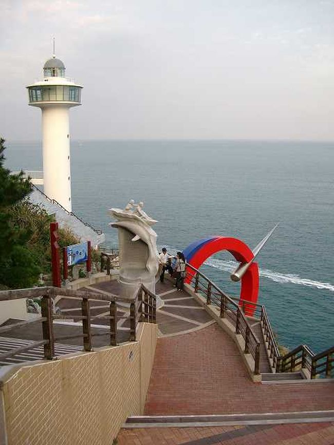 17:20　影島灯台<br /><br /><br />影島灯台です。これだけ見るとたいしたことがありませんが、バス停のあるところからここまでずっと下り階段を下りてきました。 <br />もちろん帰りはずっと登りです^^;<br /><br /><br />■Photolibrary<br />http://www.photolibrary.jp/img60/69_179057.html