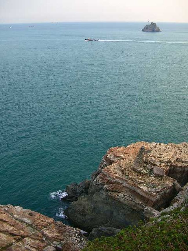 そろそろ釜山へ<br /><br /><br />灯台に向かう階段を下りると、壮大な景色が広がります。<br />太宗台（テジョンデ／Taejongdae）の中で、ここは一見の価値があるかもしれません。<br /><br /><br />■Photolibrary<br />http://www.photolibrary.jp/img60/69_179421.html