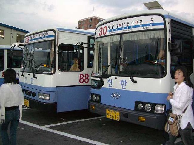 路線バス<br /><br /><br />太宗台（テジョンデ／Taejongdae）からの帰りは始発のバスでした。<br />来るときには途中から乗ったのですが、始発のバスだと席も確保できるのでよかったです。<br />ここからたくさんのバスが釜山（プサン／Busan）に向けて出ています。