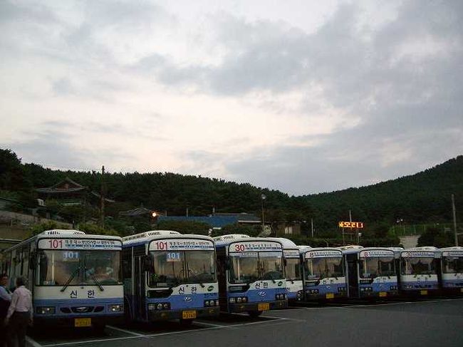 17:55　バスターミナル<br /><br /><br />太宗台（テジョンデ／Taejongdae）のバスターミナルです。これから釜山（プサン／Busan）に戻ります。<br /><br /><br />■Photolibrary<br />http://www.photolibrary.jp/img60/69_179427.html<br /><br /><br />＜Part3：釜山ナイト編＞へ続く<br />http://4travel.jp/traveler/jyshp/album/10209464/
