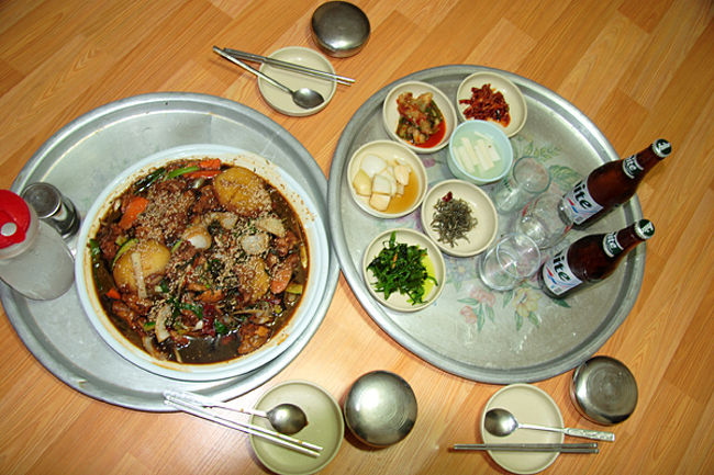 民泊先のおばさんが用意して下さった夕食です。<br /><br />安東チムタック^^v<br />甘くて辛い、味付はご飯に良く合います。