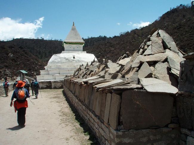 チョルテンとマニ塚。