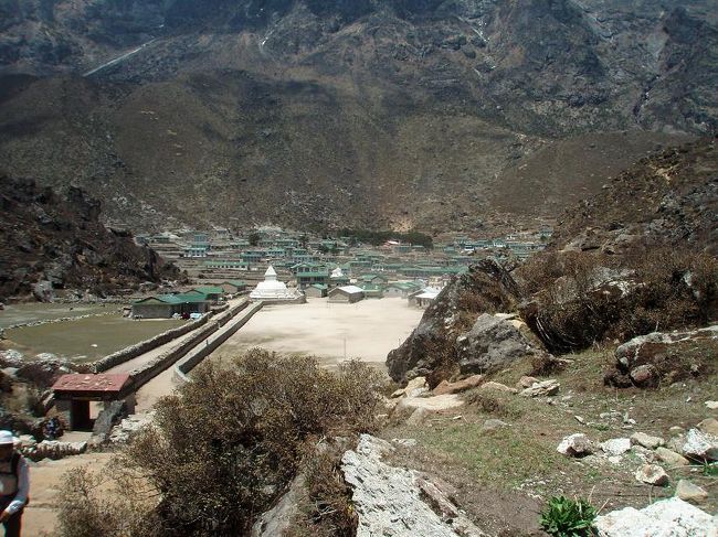 後を振り返るとクムジュンの村が遠くに見えるようになりました。