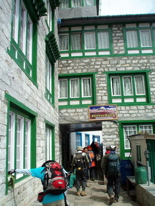 クムジュンから１時間半でナムチェバザールに戻ってきました。この日の行程は約８時間でした。皆さんお疲れモードです。私は砂まみれで、お風呂に入りたいのですが、２日後のカトマンズまでお預けです。シャワーがあるのですが、１００％風邪をひくらしいので我慢です。