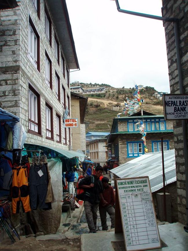 もちろん両替屋はあります。日本円もOK。レートはやや悪いですが、カトマンズとそれほどの大差はありません。