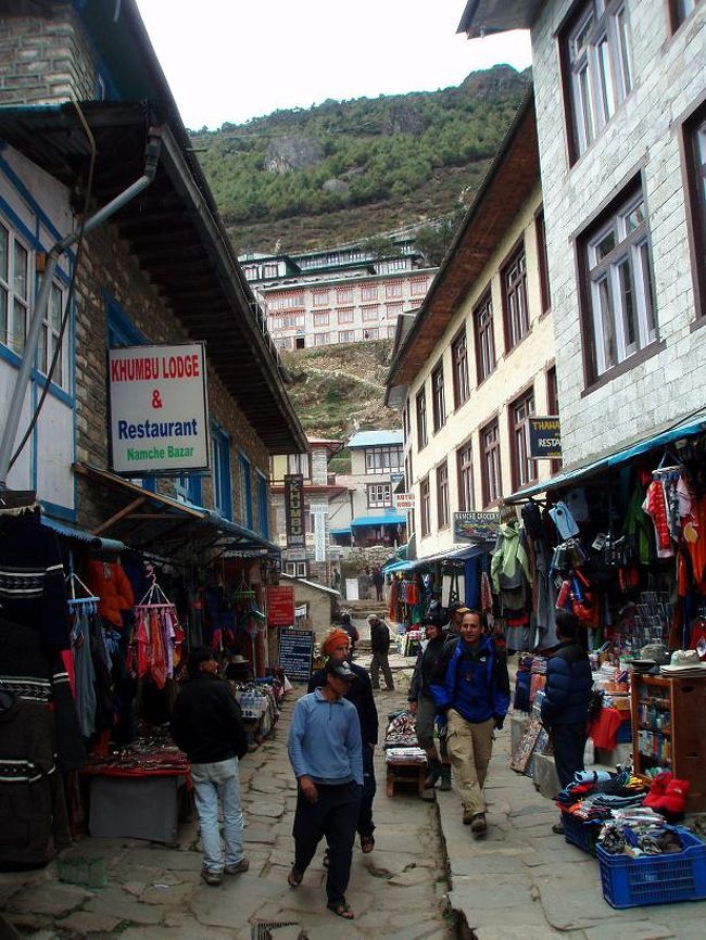 登山道具も揃います。お店を一軒一軒冷やかしながらチェックをすると、デジカメ用のメディアまで売っていました。喫煙者の友人は使い捨てライターを購入。日本から持って行ったライターはやはり空気が薄いためか、なかなか点かないようです。ここで買ったライターを下界で使うと、５０ｃｍくらいの炎が出て、ガスがあっという間になくなったそうです。