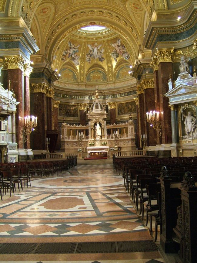 大聖堂の中に入りました。<br />この旅行では最初の入場！<br />