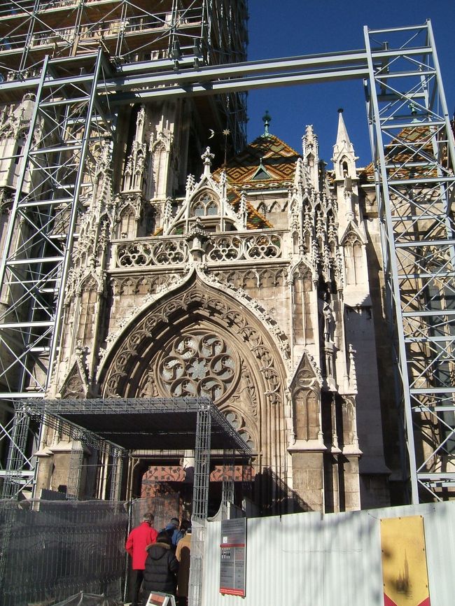 マーチャーシュ教会です。<br />漁夫の砦を観光したあと、すこし自由行動がとれたので三位一体広場に行くことにしました。<br />その途中にマーチャーシュ教会もあって中には入りませんでしたが、実際観れて運が良かったです。