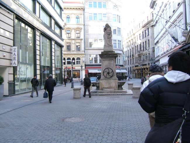 ヴァーツィ通りを散策。まっすぐ行くと中央市場につけるので中央市場を目指しながら行きました。<br />色んなお店を見て周りました。そしたらなんと日本製のゲーム機を発見！しかもかなり日本より高い価格！！<br />そんな発見をしながら楽しんでました。