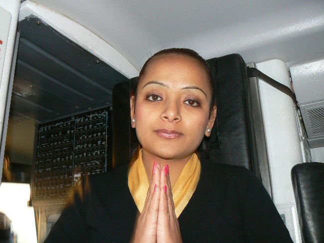 スチューワデス、飛行中説明してくれる