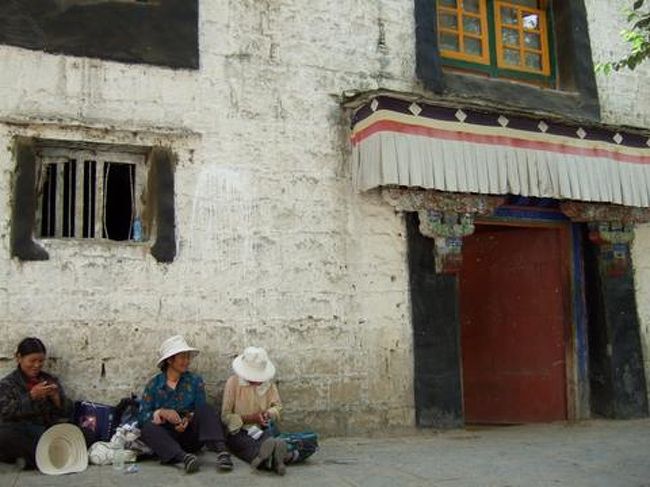 ちょうどポタラ宮横でセラ寺行き502番を付けたミニバスが車窓から見えたので飛び降りて乗換える。<br />順調順調<br />しかし、明け方の寒さが嘘のように日差しが暑い！<br />半袖一枚でも汗が流れてくる。<br />手には冬物のジャケットを握り締めて、<br />バスを降りた私はお寺の参道を進んでいく。<br /><br />想像以上にこのお寺も大きい。<br />