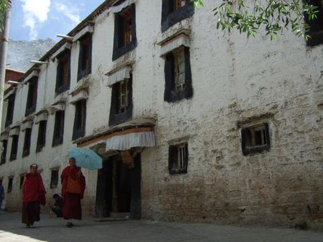 この暑さでお坊さんも日傘（雨傘？？）でＵＶカット対策は怠りません。