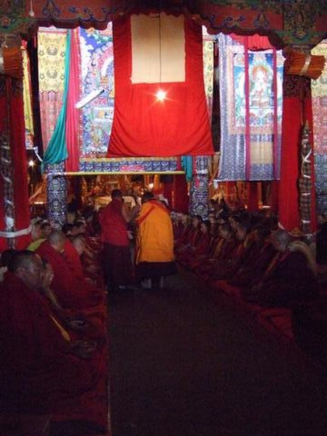 薄暗い本殿の中もびっしり坊主が対面式に何列かに分かれ座っている。<br />軽く百人以上は居てるのじゃないかしら？？<br /><br />目の前には、<br />他寺の坊主っぽい人が宝仏と高僧に挨拶をして、<br />その後、脇に平列している坊主一人一人に札を配っている様子。<br />お布施も露骨にすると・・・なんか俗っぽくて・・・なんだかな〜<br />