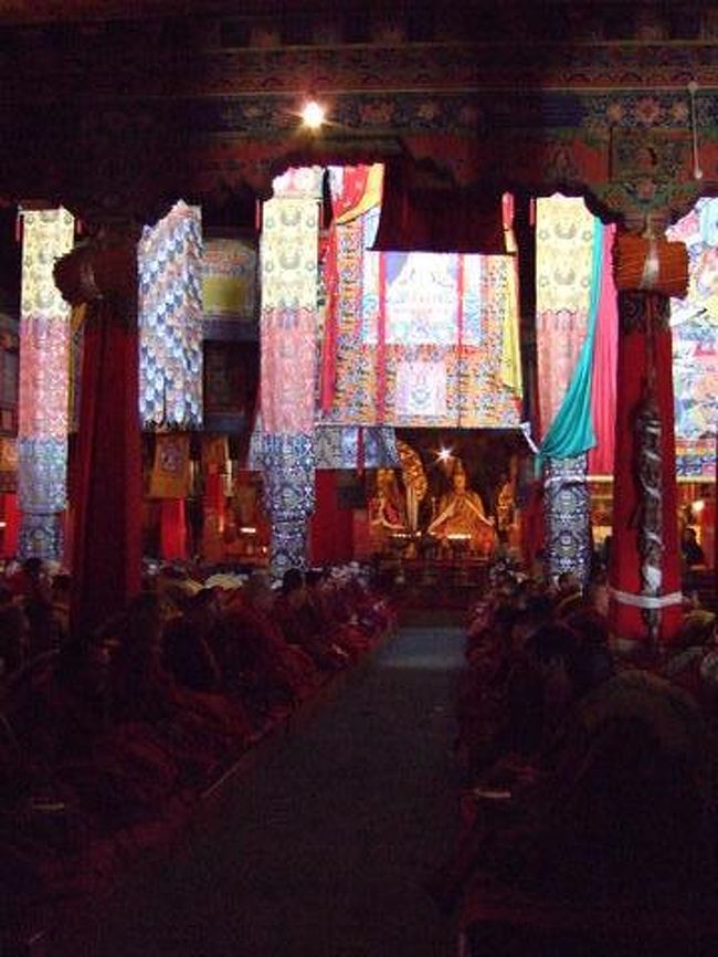 周りを見ると写真撮影をしているのでＯＫ？？って思い、撮影していると・・・・<br />（金額書いた張り紙見えなかったし）<br /><br />しばらくして、頭頂部〜後頭部にかけて激しい衝撃が！<br />「何が起こったの！！！」<br />びっくりして振り返ると・・・<br />大きな坊主が仁王立ちしている。<br />きゃあ〜　睨んでいるよ〜　もともとチベタンの顔って迫力有るうえにデカイから　こぇ〜よ〜！<br /><br />やっぱり撮影するには金が要るらしく、<br />金を払わず撮影している私を叩いて注意しているようだ。<br />（傍らの柱の上の方に中国語で「仏殿内撮影２０元」と記入していた）<br />薄暗いし柱の上の紙なんて気づかないんだよ〜<br /><br />しかし、レディーに対して無言で頭を叩かなくても良いのに・・・・ぶつぶつ<br />