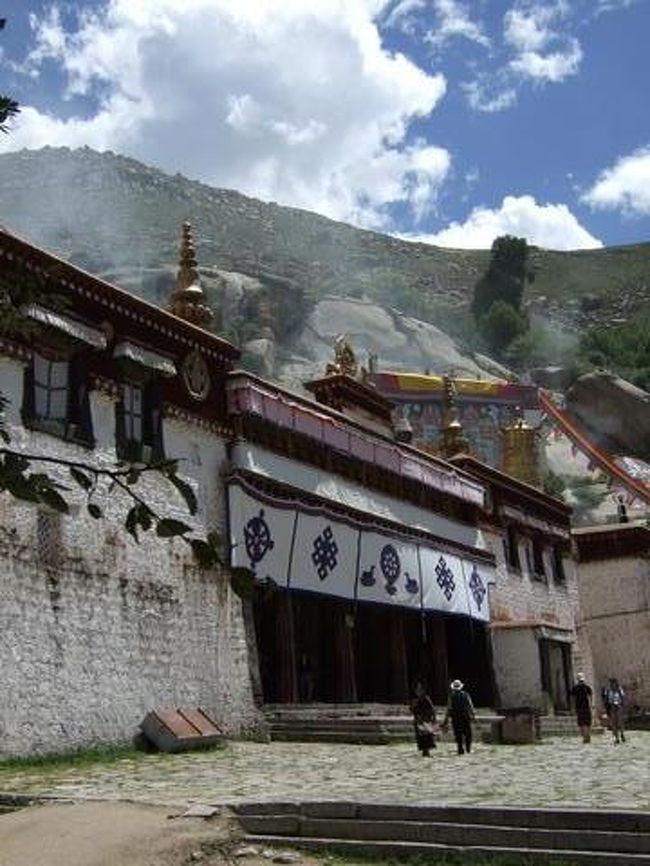 地図を頼りにタンカ台の有る奥へと進んでいく。<br />道の傍らにある大集会殿へ入ると・・・<br />