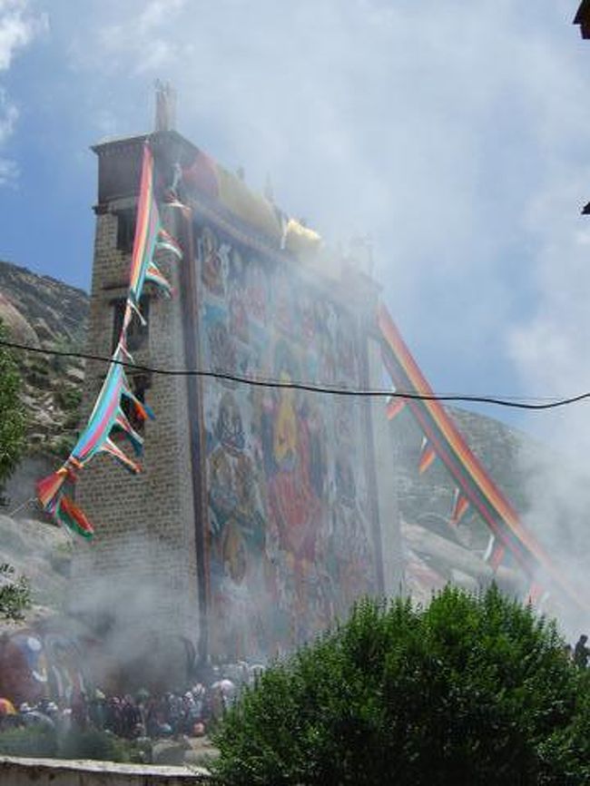 一番奥のタンカ台へ行ってみる。<br /><br />セラ寺のタンカ台はデンブ寺のような岩肌に足場を設けて斜めに吊るし置きするタイプで無く、<br />衝立のようなコンクリートの壁に吊るすタイプのようだ。<br /><br />あちこちで護摩が焚かれ<br />タンカの周りが白煙で色鮮やかな絵もよく見えないぐらいだ。<br />