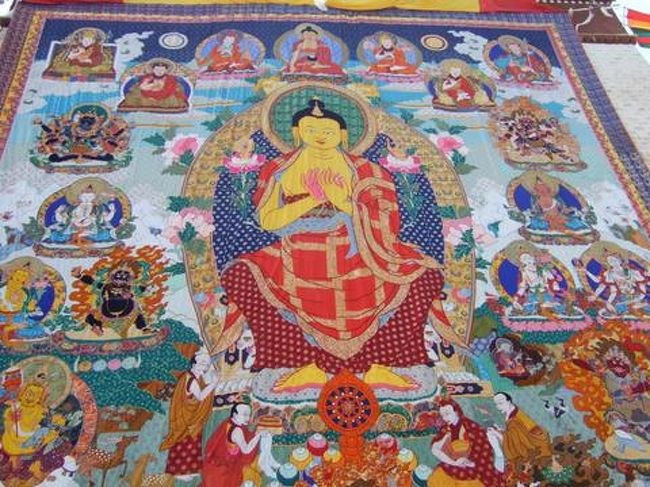 デプン寺に比べて小ぶりのタンカ。<br />中央に大きく刺繍されているのは弥勒仏。