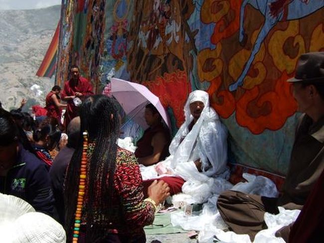 暑さで投げ入れられたカタを身体に巻きつけて<br />日焼け除けをしているのか？？