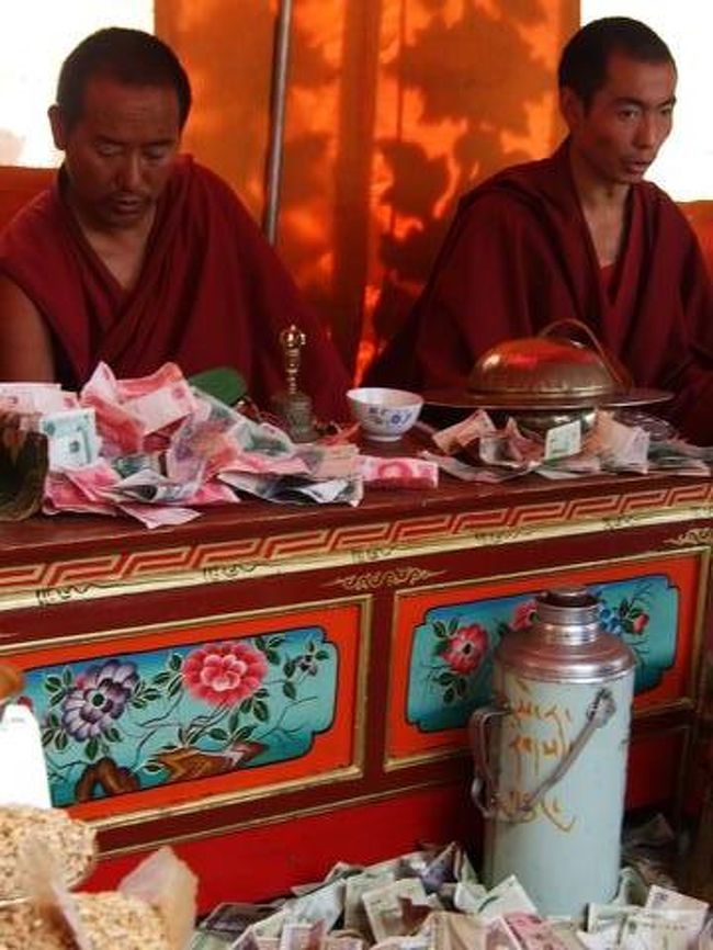 せっかくなので土産にお守りなど買ってみる。<br />横では金に塗れた「な○ぐ○坊主」が・・・金の中に埋もれるようにしてお札を数えている。<br />なんか「金拝主義」みたいで・・・チベットのお坊さんって・・・<br />