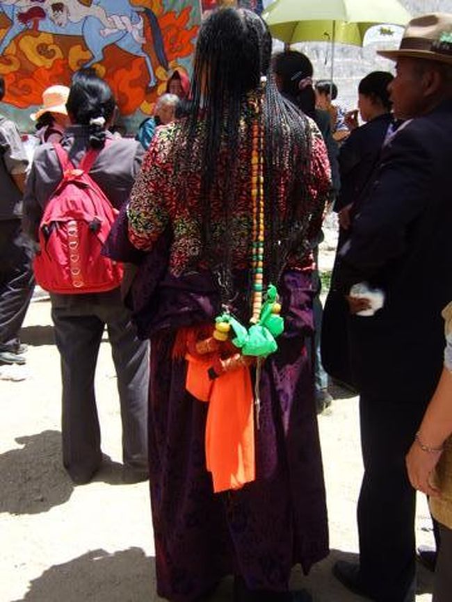 ここでも後姿が大迫力の女性を発見。<br />気合の入った編みこみ髪型がレゲーみたいでカッコイイです。