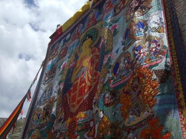 色鮮やかなタンカが風で波のように揺れている。<br />