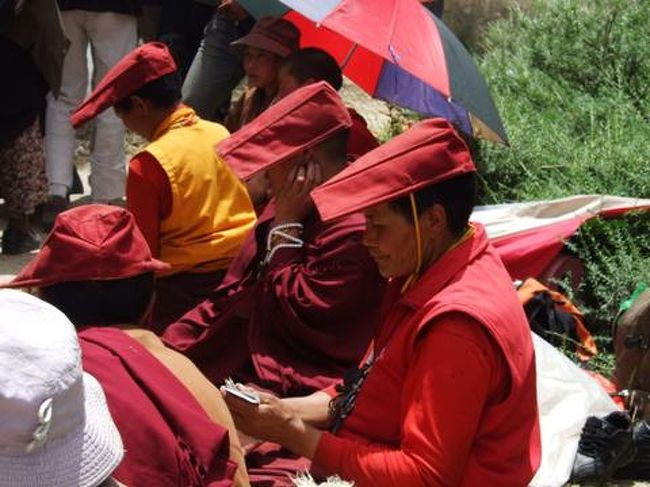 ここでも巡礼でやってきた尼僧達が<br />小道の脇に座り込み読経している。