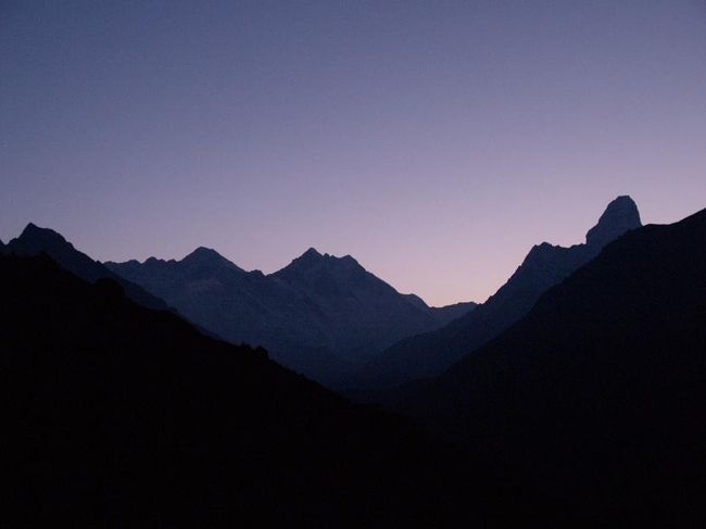 ４時５９分、日の出まではまだまだですが、ほんのりと明るくなっています。太陽はこの方向から昇るので完璧な逆光です。エヴェレスト、ローツェ、アマダブラムはシルエットのようです。夕方なら夕日が山を照らしてオレンジ色に染まることでしょう（晴れればの話）。