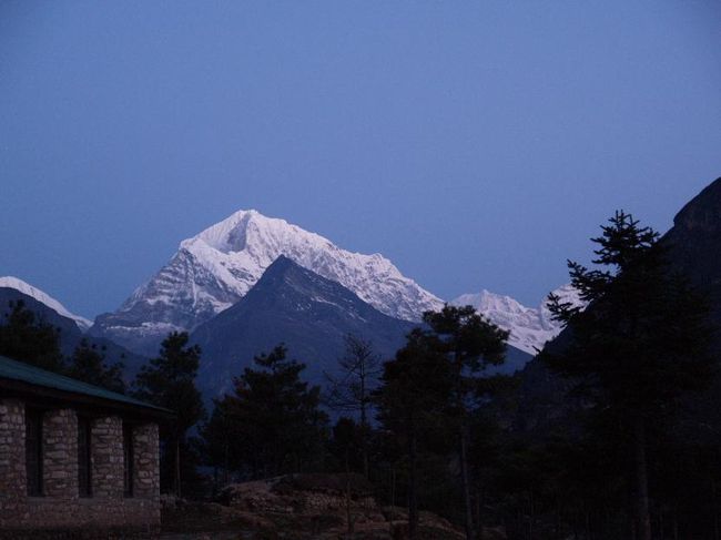 ５時３分、エヴェレストとは正反対の方角にある名前の同定できていない山です。