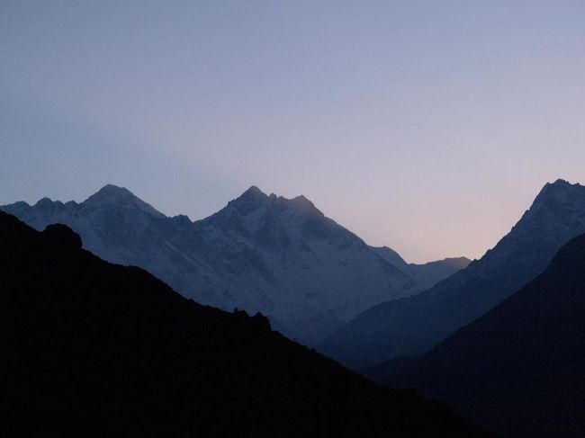 ５時２２分、エヴェレストとローツェ。