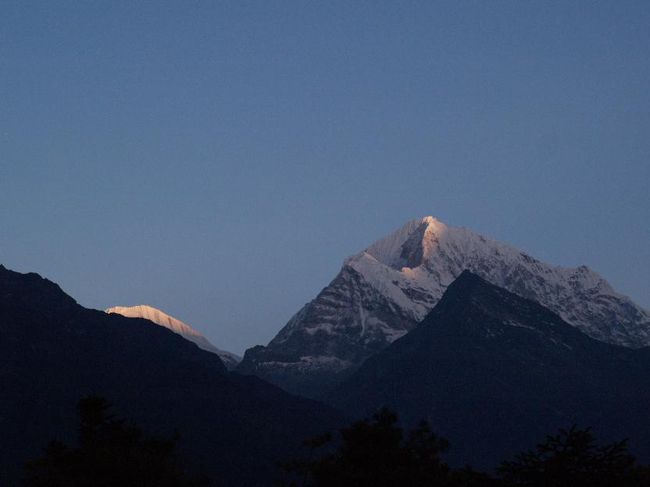 ５時２９分、西にある山の山頂付近に朝日が当たるようになりました。