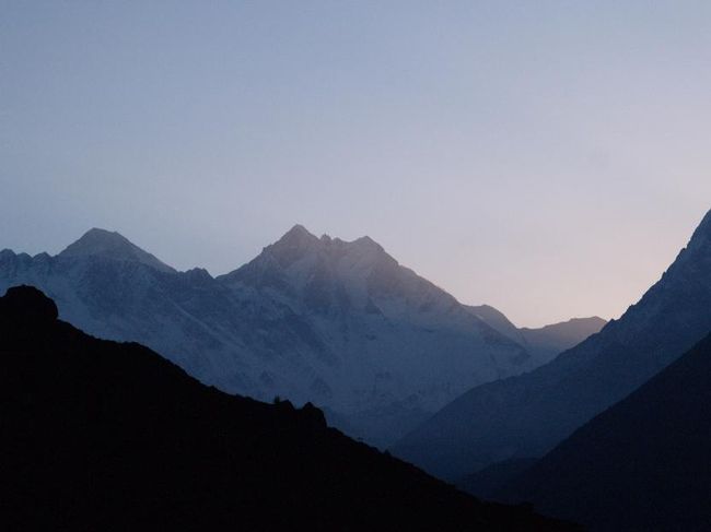 ５時３０分、太陽はアマダブラムの向こう側です（写真右側）。
