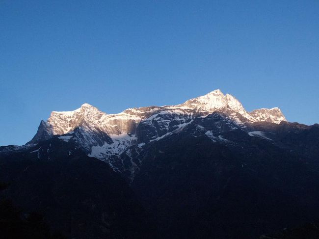５時３７分、コンデリ。<br /><br />この翌日からはあまり天気が良くなくエヴェレストが姿を見せることはなかったそうです。また、この２日前、つまり私たちがナムチェバザールに到着した日も、エヴェレストの姿は見えなかったそうです。２日間ともエヴェレストを見ることができた私は物凄く幸運だったのでしょう。