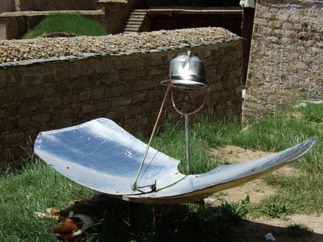 反射板で太陽光線を集めて加熱する。<br />日差しが強烈な上に標高が高く沸点が低いのでやかんの水も簡単にお湯に変る。