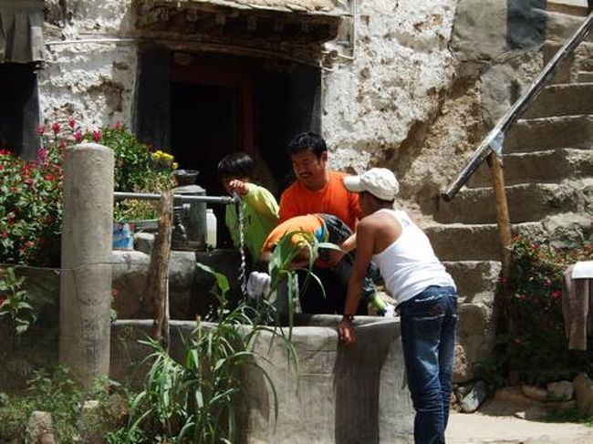 おとうさ〜ん！<br />いくら暑いからって・・・<br />我が子を抱えてそのまま蛇口に頭出して直接水浴びさせないでください。<br />なかなかワイルドです。