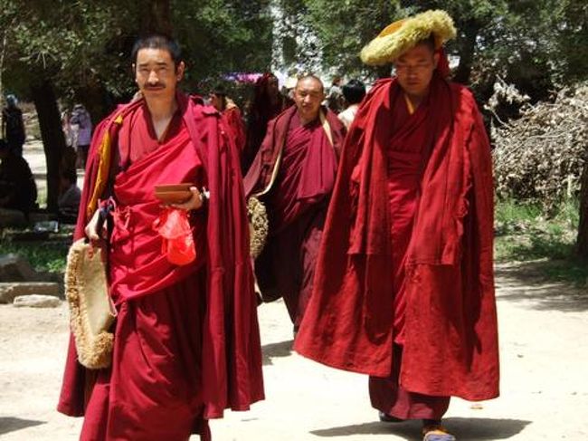 暑いけど・・・これも修行のうちですね。<br />小豆色の法衣姿が渋いです。