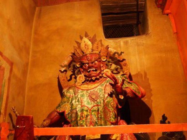 入口の像は地味目ですが、中には鮮やかな煌びやかな仏像が沢山有りました。<br />これは「十忿怒尊」の一つのようです。