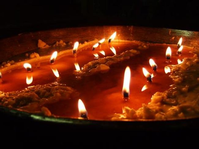 バター灯明が薄暗い部屋でゆらゆら・・・幻想的です。