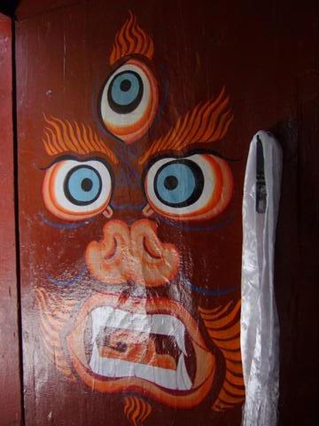 扉もアートです<br /><br />セラ寺の有名なものに「問答」があるようで、<br />是非見てみたかったんだけど・・・<br />夕方３時過ぎまでガイドブック記載の問答場の中庭を探してみたけど・・・やっていない様子。<br />お祭りなんで修行はお休み？？<br /><br />その後は慌しくバス乗り場に戻り、ポタラ宮へ<br />但し、その前にもう一仕事。<br />