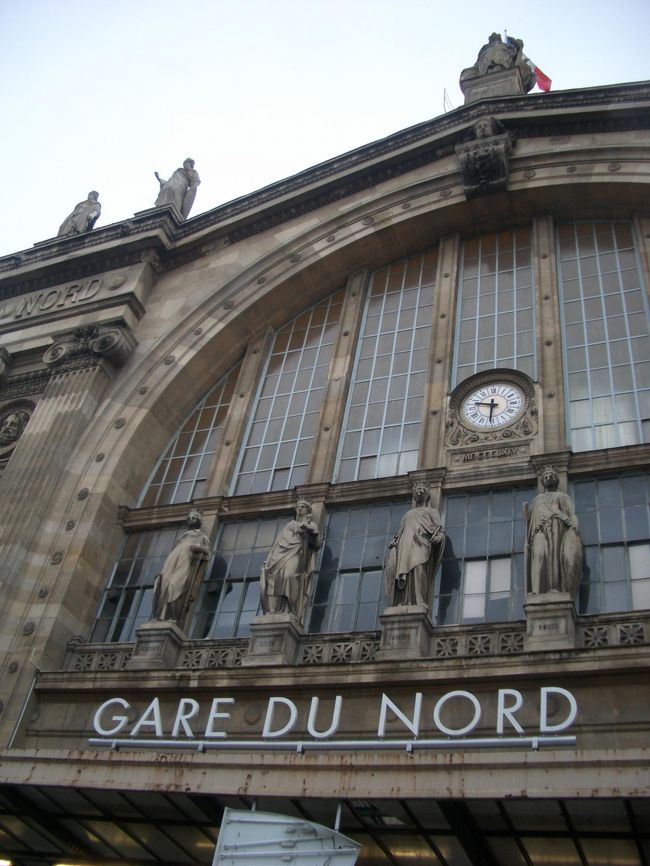 パリ北駅。ブリュッセルへ向かう日。<br />日本でネットで予約したタリスチケットは変更不可の一番安いチケットなので前日から乗り遅れないか心配で熟睡できず。<br />印刷してパスポートと印刷した紙を持って電車に乗ればいいと記載があったが、いろいろネットの口コミを見ると駅でチケットに変えないといけないなどの情報もあり、心配で一応1時間前に着いて聞いたらやはりそのまま乗り込めばいいとのこと。<br />