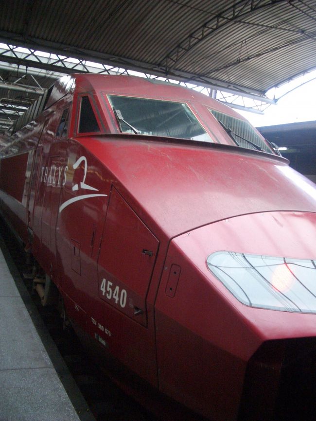 タリスは赤くて本当に素敵。<br />1等は食事もゆとりもあり、快適な旅になりそうだったが、なるべく安くと2等にしてしまった。<br />隣は若い女性で、安心した。そしてブリュッセルMIDIに到着。<br />翌日のブルージュ行きの往復切符を買うため国内列車のカウンターへ進む。窓口は混んでいて、女性の窓口に10分並び自分の番。<br />「明日ブルージュへいきたい」とメモを見せると「ストだ、明日は分からない！」と眉間にシワを寄せシッシという手をされ、、戸惑って窓口を出た。<br />時刻表付近でストを説明している駅員がいたので聞いてみると「ストは今日だけだから明日の分はあそこの窓口で買えるわよ」とさっきの窓口を指さされた。<br /><br />